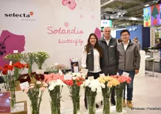 Daniela Navarro, Richard Buid and Tianli Zhang of Selecta one presenting Solandis, a single petal dianthus, with new colors and patterns, that their are adding to their assortment.